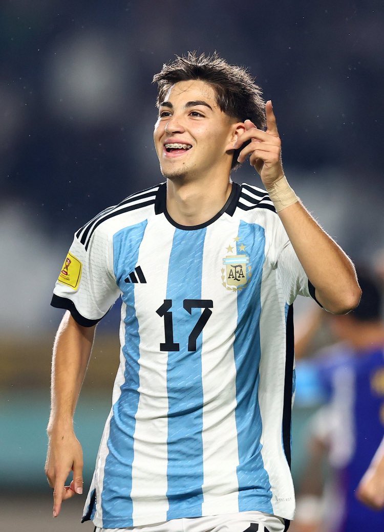 Tomiconcina's tweet photo. 🇦🇷🔥 Que barbaridad los primeros 10’ de Valentino Acuña vs Brasil.

Jugadon + asistencia en el primer gol, robo + asistencia en el 2-0 y hermoso pase entre líneas para el tercero.

Obligatoria su titularidad cuando vuelva del Sudamericano, Newells lo necesita. https://t.co/7Y8ouwVnCF