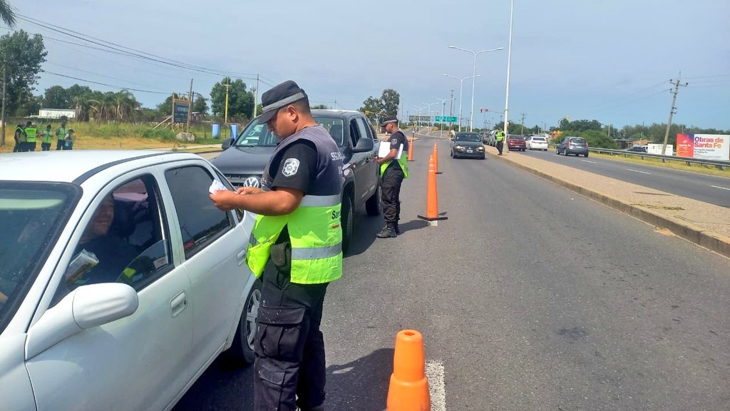 RedSegVial's tweet photo. #Hoy. Llevamos a cabo un operativo de control en #RN168 #SantaFe con participación de drones y distintas fuerzas de seguridad. 
👉Fiscalizamos 154 vehículos 
👉 Realizamos 305 tests de alcoholemia 
👉ASSAL efectuó 4 decomisos por traslado de alimentos en forma indebida. https://t.co/hjS6Bd4PBT
