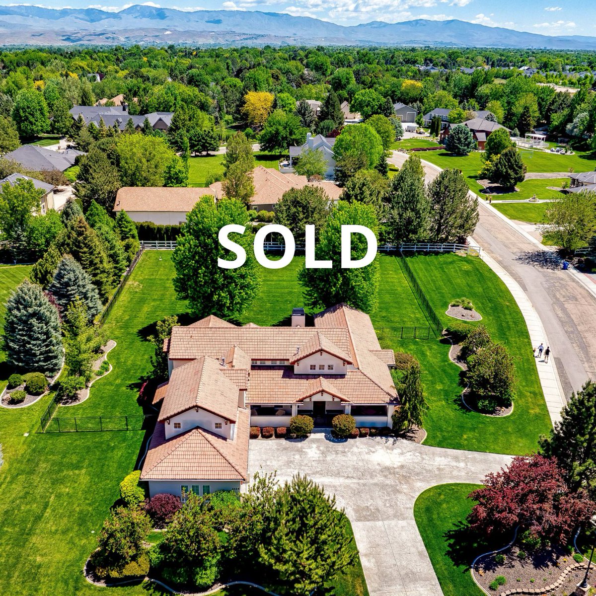 aleimerrill's tweet photo. The sale of this beautiful home on the Eagle Rim closed at full asking price! Our market has been busy these last two weeks. Luxury homes in Eagle are holding value and many are going pending. So far 2025 is rocking. 📷   #eagleidaho #aleimerrill https://t.co/bVsw5cPqiB