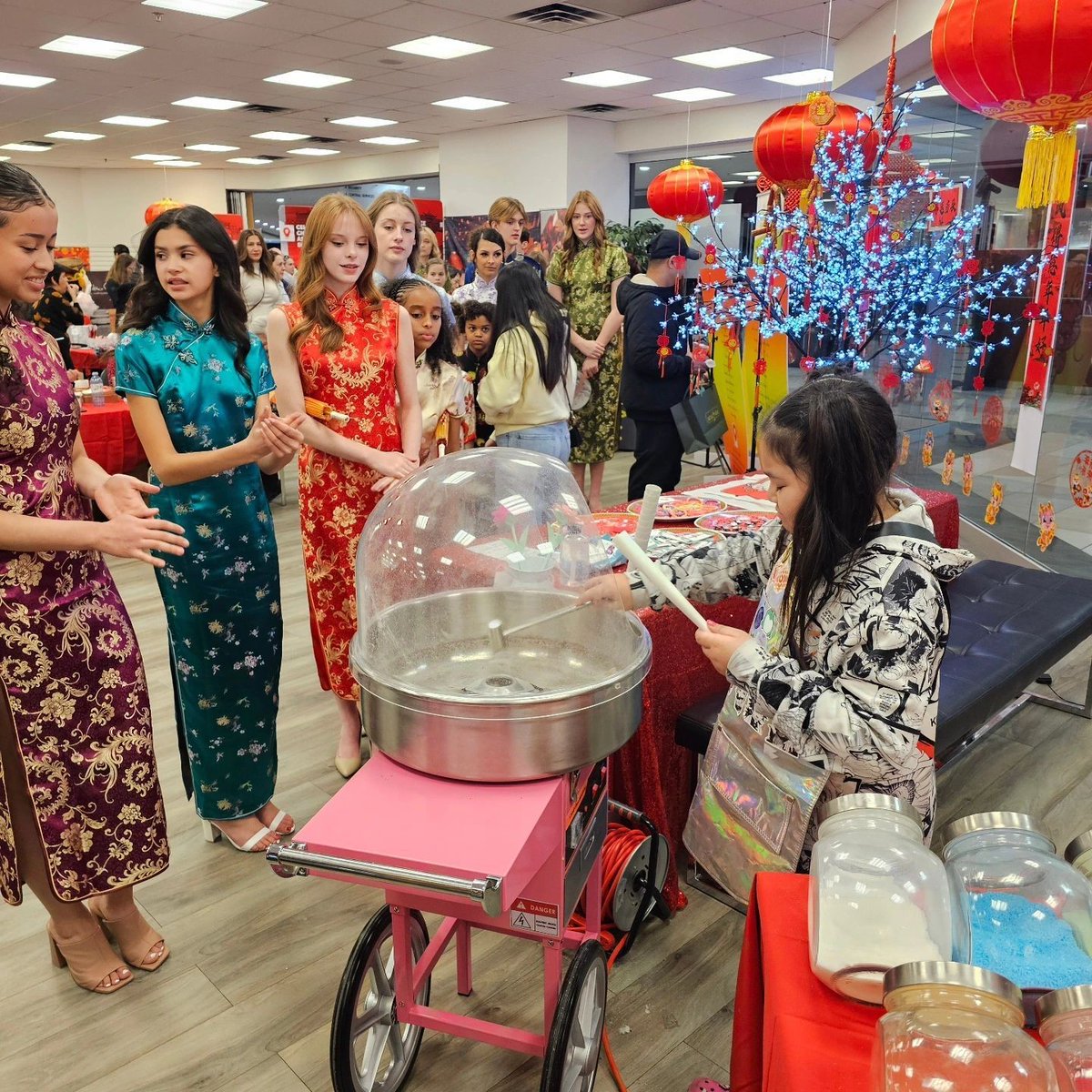 ECCMALL's tweet photo. ๐ Ring in the Lunar New Year at #ECCMall ๐ Join us on January 28 & 29 from 10 AM - 2 PM on the East Main Level for lunch-hour performances, cultural fun, and more! ๐งง๐ถ Bring your friends and family for a celebration filled with joy, tradition, and good fortune. See you there! https://t.co/4QgbGfTF3Q