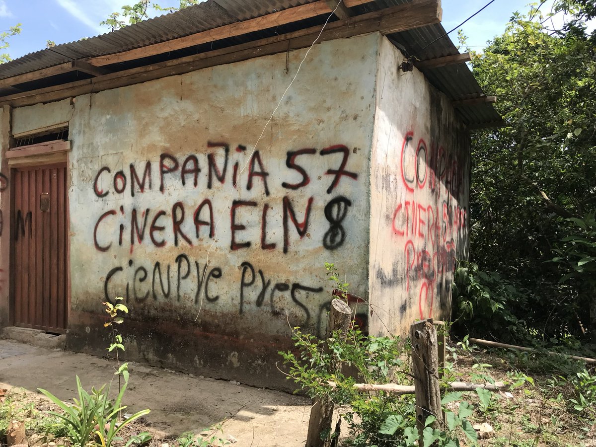 darosselli's tweet photo. A los gomelos de ultraderecha que andan dedicados a cubrir murales izquierdosos, los invito a seguir con estos tres, les facilito las coordenadas: entre Policarpa y Cumbitara, Nariño; de Tibú a La Gabarra, en el Catatumbo; y camino a Santa Rosa, Bota Caucana. https://t.co/voJlPVo5Sf