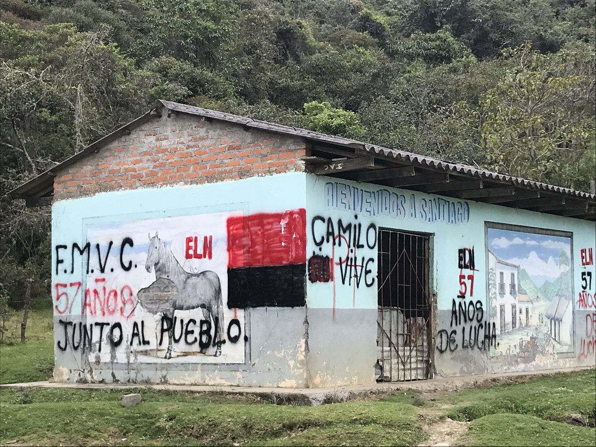 darosselli's tweet photo. A los gomelos de ultraderecha que andan dedicados a cubrir murales izquierdosos, los invito a seguir con estos tres, les facilito las coordenadas: entre Policarpa y Cumbitara, Nariño; de Tibú a La Gabarra, en el Catatumbo; y camino a Santa Rosa, Bota Caucana. https://t.co/voJlPVo5Sf