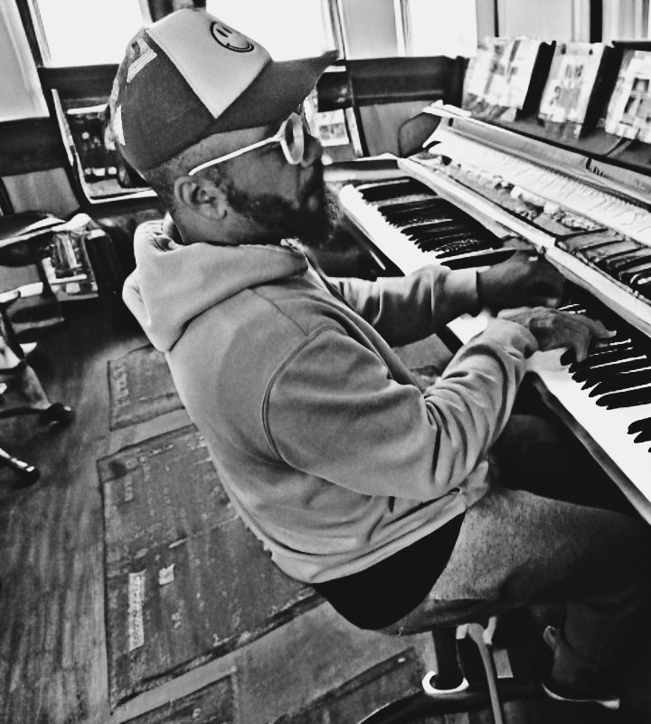 DeaddreamMusic's tweet image. 🎼 Our brotha &amp;amp; bandmate Travis doing what he does!!! Giving up those keys, solos &amp;amp; melodic chords to everyone&apos;s delight!!! DEADDREAM 🎹    #pianoplayer #keyboardplayer #piano #keyboard #smoothjazz #jazz #jazzfunk #RNB #Funk #neosoul #fusion #pianoman @DeaddreamMusic 🎷🎸🎹