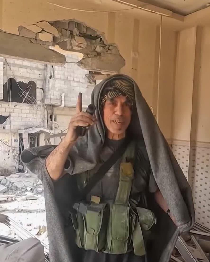 وكأنني أرى فارسا من عصر فجر الإسلام، 
سافر عبر آلة للزمن، ليبث الحياة في أمة، ضاع منها قيَّمُ الحق والعدل والشجاعة والصبر والإقدام

رحمة الله عليك (أبا إبراهيم) ... البطل السنوار 😢

#يحيى_السنوار #ما_خفي_اعظم #ثورة_تحرير_مصر