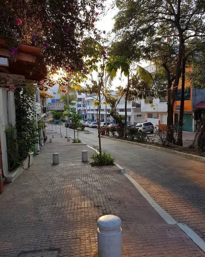 GuereroEnFoto's tweet photo. Solo los verdaderos acapulqueños conocerán estos rumbo.
Otros diran que es en Italia.
#Acapulco #viral #Guerrero https://t.co/rnJ9rTkj60