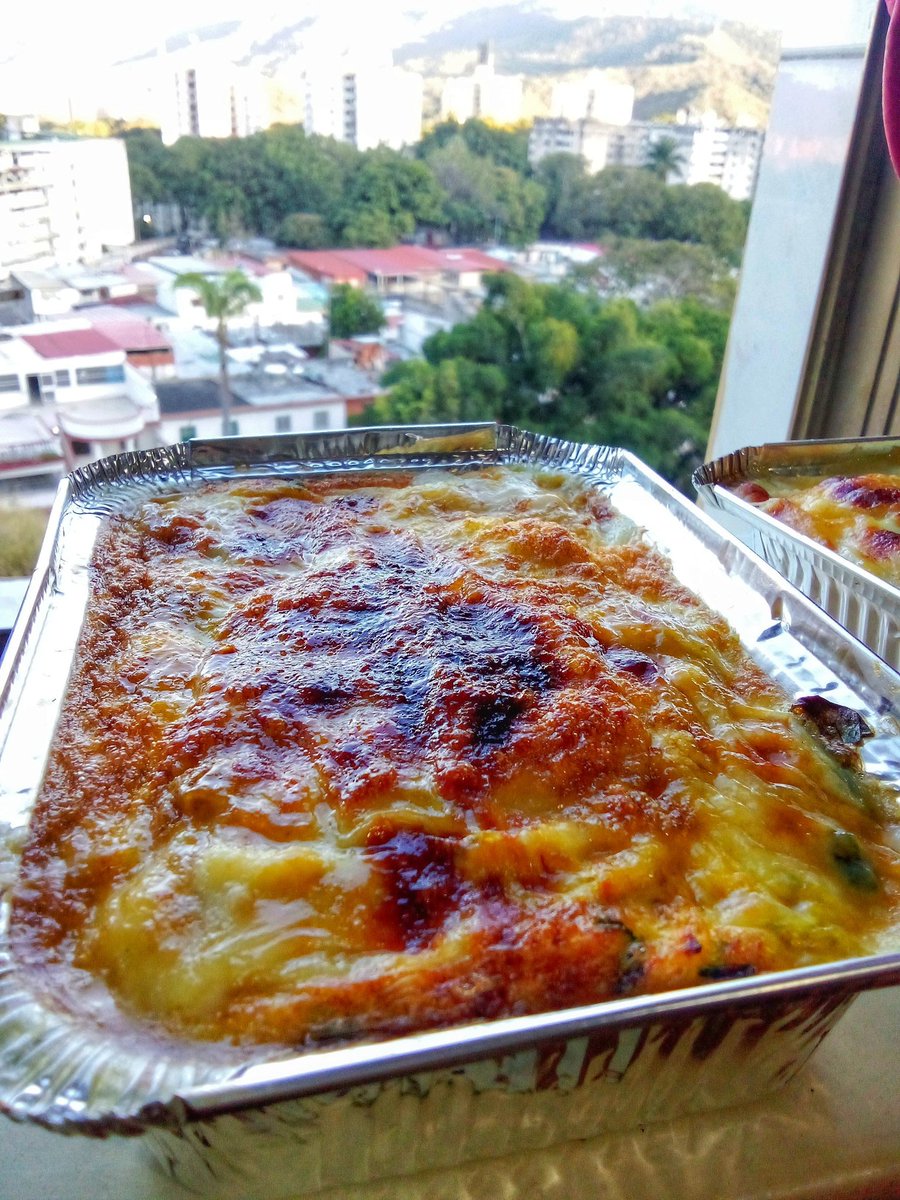 evevasquez77's tweet photo. Hoy es viernes y el cuerpo ya ni lo sabe, ni lo sospecha .. Pero ando en lo que amo ..armando pedidos para mañana 🚗💨❤️!!!! #Caracas #Croquetasdepescado #PasteldeChucho #DeliveryCcs https://t.co/54bqnsuJrv