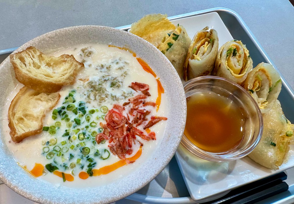 台湾の朝食の定番、鹹豆漿と葱蛋餅のセットメニュー。東京・池袋駅西口すぐの「豆乳専科」というカフェテリア風の店で先ほど完食。塩味の豆乳スープの鹹豆漿（シエンドウジャン）には、揚げパン、刻みねぎ、小エビ、ザーサイが入っていた。底の方にはどろっとした半凝固の豆腐も。朝8時から営業。