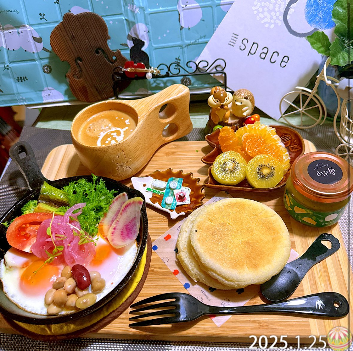 kyoyasaga's tweet photo. #題名のない音楽会 葉加瀬太郎さん🎻録画鑑賞しながら #朝ごはん
スキレットベーコンエッグ🥓🍳🥦🥕🫘🥬🧅 #coneri カマンベールバジルはマフィンに塗ってベー玉乗せて食べる方式🥝🍊
#ネスプレッソ☕️
#ムーミン
午後から🎻合奏レッスンだから、バタバタ💦 https://t.co/X6krSQdsuw