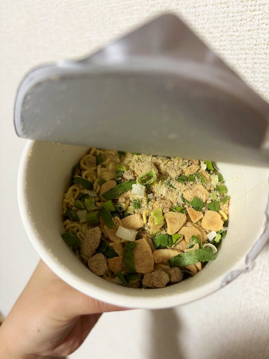 dokoKALDI's tweet photo. あの大人���にんにく辣油風のカップラーメン登場で早速🍽️
あっさり塩味かと思いきやニンニクの旨みがしっかりしていて美味しい😉
青いにんにく辣油は...使ってないそうです😂
#カルディ
#KALDI
#青いにんにく辣油
#にんにく塩ラーメン青唐辛子 https://t.co/vgKmcSTDHD