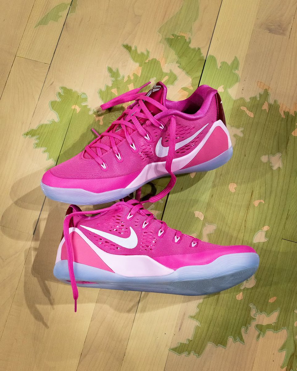 nicekicks's tweet photo. The Oregon Ducks WBB team debuted a new “Think Pink” Nike Kobe 9 Low EM 💗💗 https://t.co/hLkf250Dzd