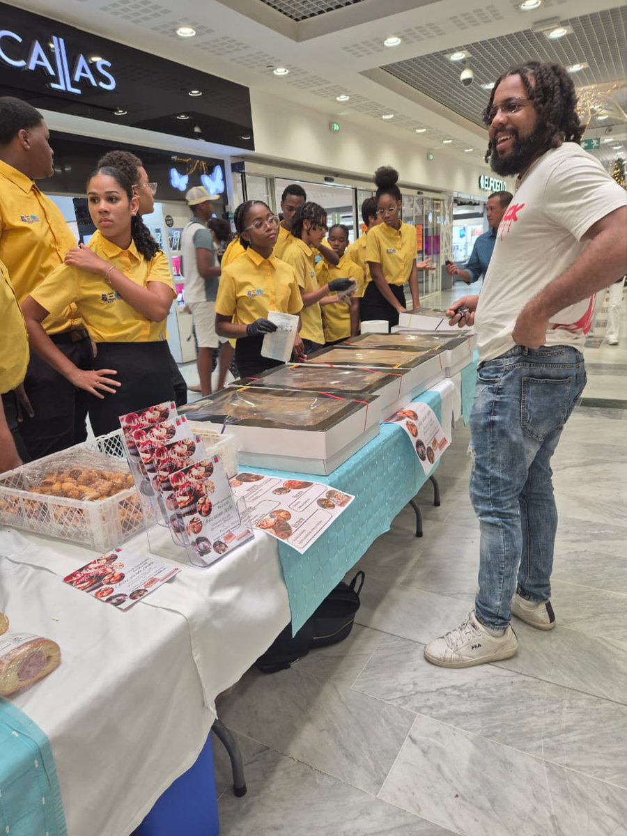 Aventure gourmande !! Les BACPRO BP et BCT ont organisé une foire culinaire exceptionnelle pour aider au financement de leur voyage scolaire. Un grand succès!! Bravo à toute l'équipe