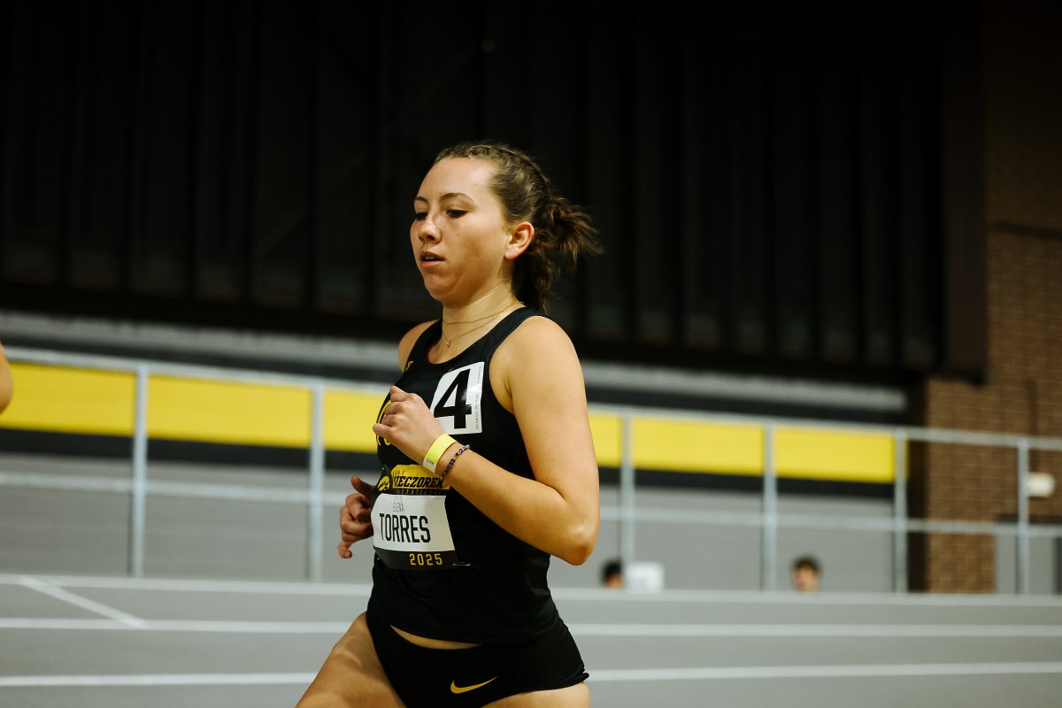 Going the distance 👏

Women's 3K Premier Results:
2. Elena Torres - 9:35.80
4. Miriam Sandeen - 9:53.05, PR
9. Hillary Trainor - 10:08.41

#Hawkeyes