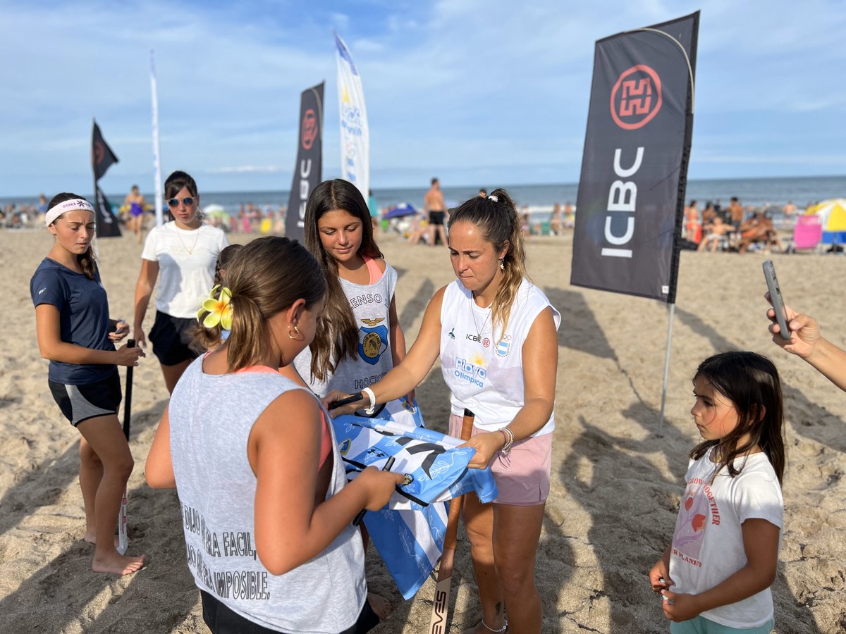 PrensaCOA's tweet photo. 🏑La Leona Rocío Sánchez Moccia brindó una clínica de hockey en Cariló, como parte de las actividades de la #PlayaOlímpica: https://t.co/2Qqv1aToTd https://t.co/H4KHXGJzZB