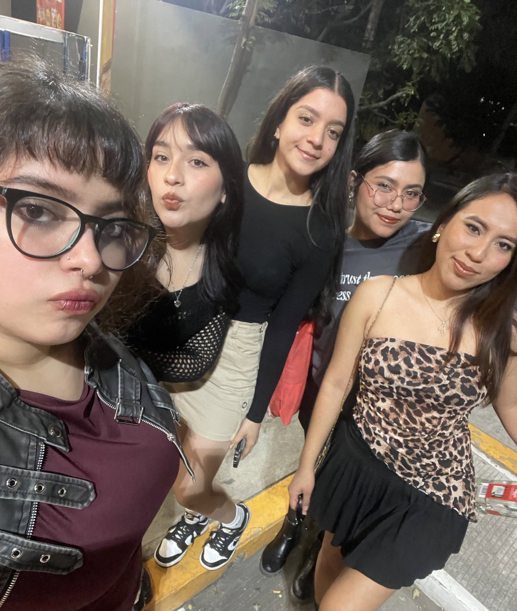 M0n1208's tweet photo. ayer salí a mute con mis amigas y hoy les hice de desayunar unos chilaquiles con huevitooo, como las amoooo, siempre serán la razón x la cual extraño estar en el cetis 😔 https://t.co/imyUx7m3T9