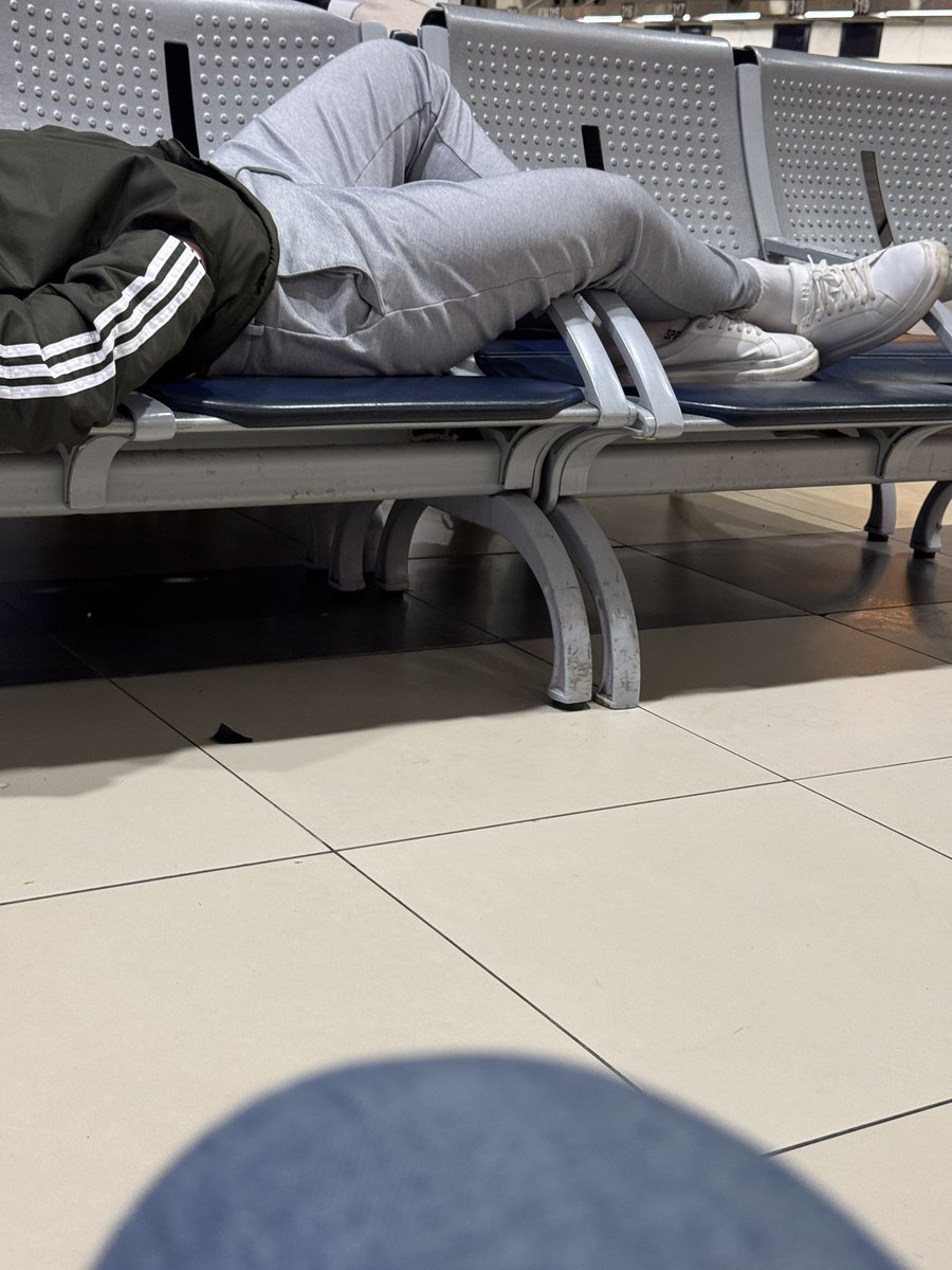 crosspost's tweet image. Havaalanı hödük dolu. Ayakkabısını çıkarmadan uzanan mı dersin, telefona kulaklık takmadan sesli bir şeyler izleyen mi dersin, hepsinden var… #antalya