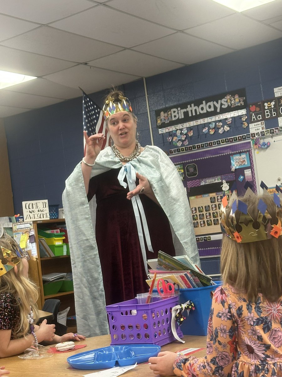 TaraEstep's tweet photo. It was SO fancy at Hansen today! #kindergarten #kingqueenunit #schoolshouldbefun #tigerpride https://t.co/p1sZ0W2JNg