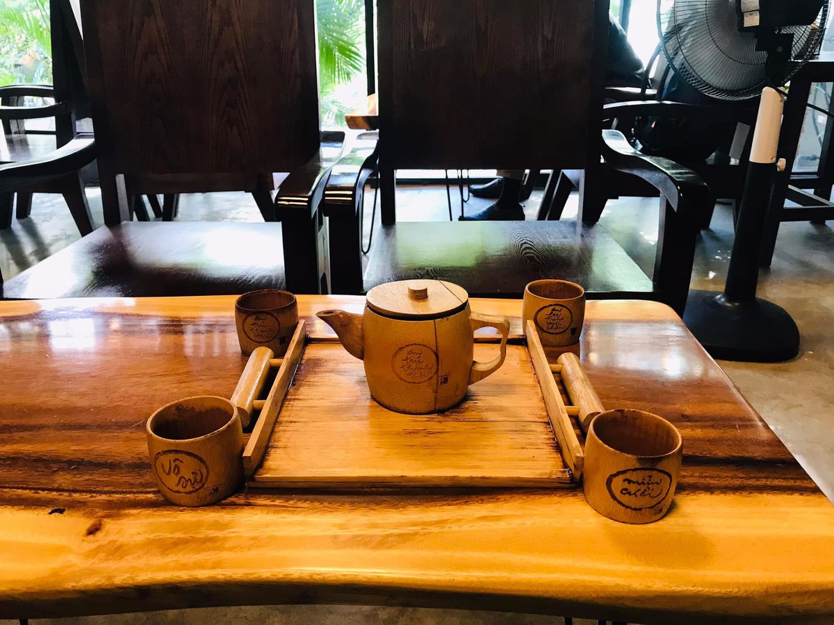 GIAO CẢM
——
 
“Lặng lẽ chiên đàn nhả khói thơm
Đỉnh trầm xông ngát ý thiền môn
Lung linh nến ngọc ngời sao điểm
Thanh tịnh. Trần gian sạch tủi hờn.

Chầm chậm xuân về lòng đất chuyển
Nhạc trời thanh thoát rộn muôn phương
Tâm linh một thoáng bừng giao