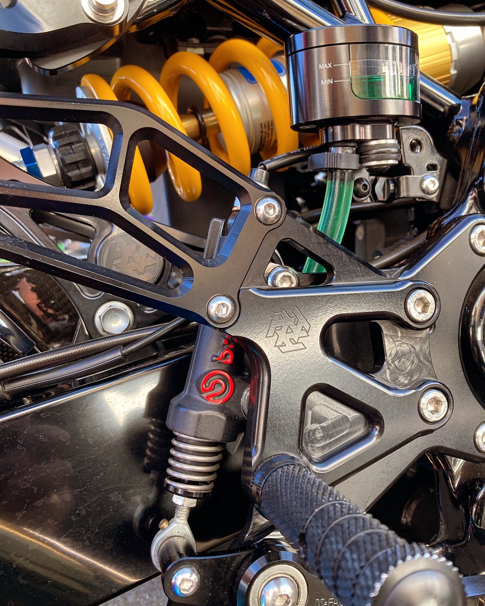 piwasaki's tweet photo. やっぱりリアマスターもBrembo
赤いロゴは隠れ気味w
#kawasaki #z900rs #z900rsカスタム #kfactory #ohlins #rizoma #カワサキが好きな人と繋がりたい #バイクが好きだ #バイク用品店 #四国 #パーツランドイワサキ https://t.co/dNCZIYGmI8