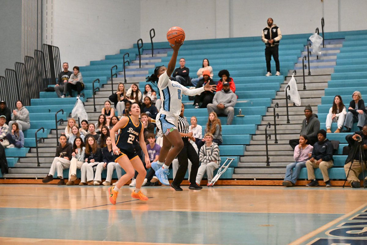 Photoloaf's tweet photo. First half action from Clarksburg where BCC girls trail the Coyotes by 9. It’s 29-20 here under the lights @mymcmedia @BCC_Barons @CHSCoyotes https://t.co/dfleOR73RO