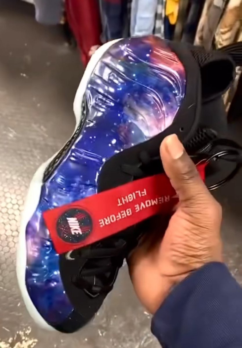 zSneakerHeadz's tweet image. IN-HAND LOOK: 2025 “Galaxy” Nike Air Foamposite One QS 🌌
Releasing in February for $240.

📸: @Break111710