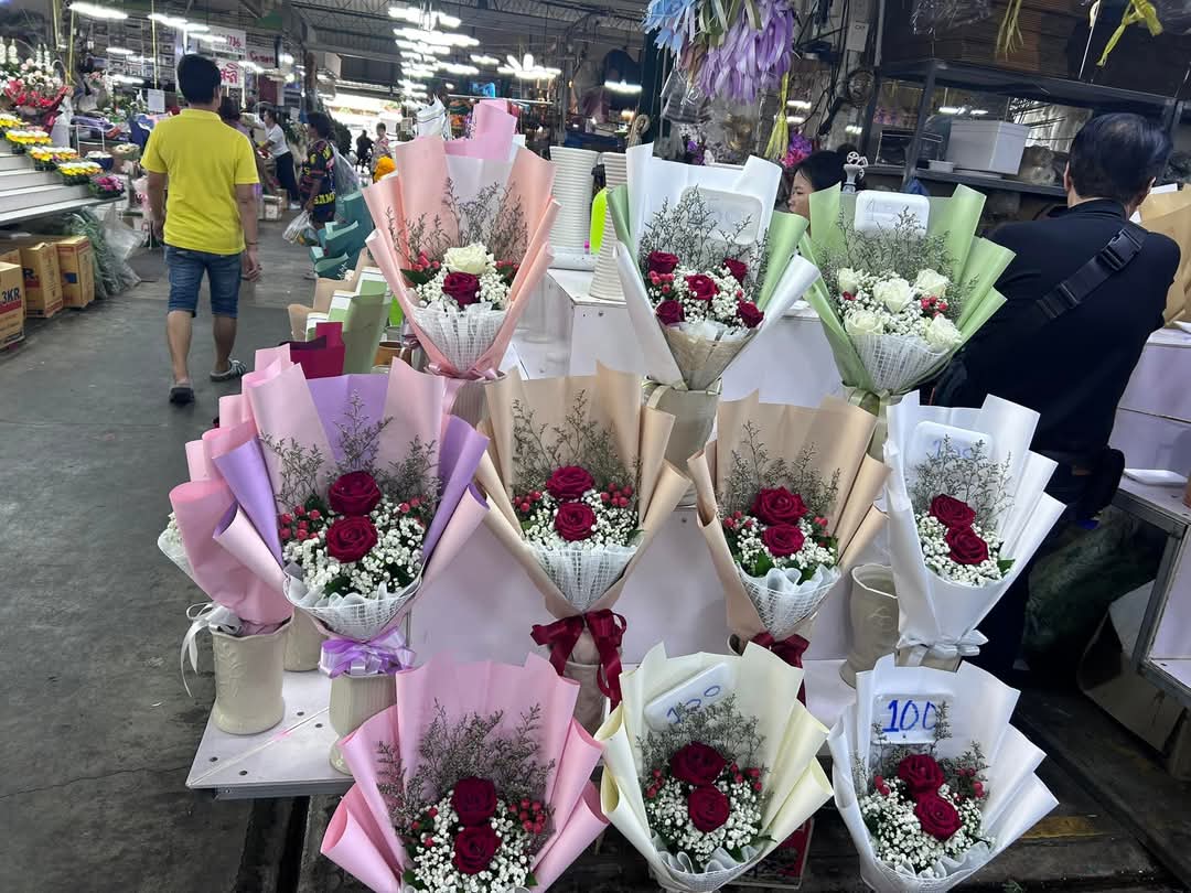 ggvdz's tweet photo. รับหิ้วช่อดอกไม้สดรับปริญญา 
จากปากคลองตลาดค่าา ราคาถูกมาก
นัดรับมธ.รังสิตได้เลยค่ะ
สนใจเดมมาสอบถามได้น้า 
(ถ่ายรูปให้เลือกแบบได้ค้าบบบ)
ค่าหิ้ว +ช่อละ30 (>3ช่อ ค่าหิ้วเหมา100)
#ช่อดอกไม้รับปริญญา #รับปริญญาธรรมศาสตร์ #รับปริญญามธ #ดอกไม้รับปริญญา #มธ #TU #หอนอกมธ https://t.co/RTqJPfkgTy