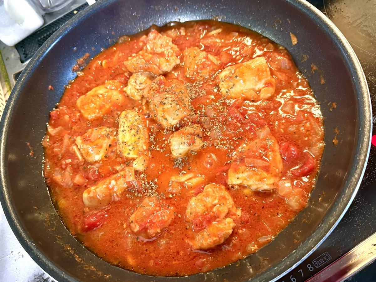 煮込み料理ってなんか作ってると癒される♪
今日はチキントマト煮で✨🐔🍅