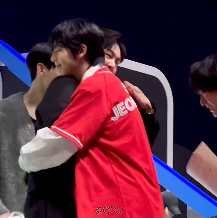 fluffyballYT's tweet photo. Changsub raised Park Han and Seo Jeongwoo who start from zero until debut.

Both have no big fanbase, first time perform on stage, first time record a song, first time release music on site.

Every FIRST step they take,
He is right by their side. https://t.co/mUKQM9u5vw