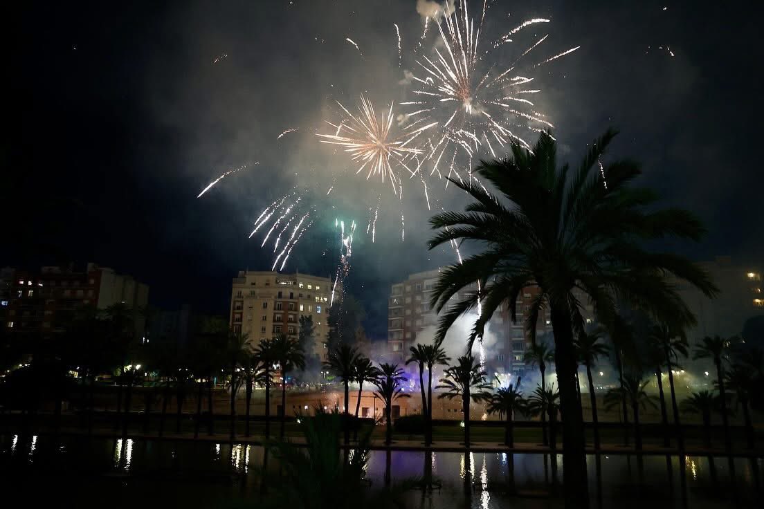 JCF_Valencia's tweet photo. 🎆 El fermall final de l’#Exaltació25 l’ha donat la Pirotècnia Crespo que ha fet vibrar als assistents amb el seu espectacle de llum i color nomenat ‘Nit Màgica’

👑 Les FFMMV i les seues Corts d’Honor han disfrutat d’este gran espectacle disparat a l’antic llit del riu Túria. https://t.co/s5pHiEl2Bw