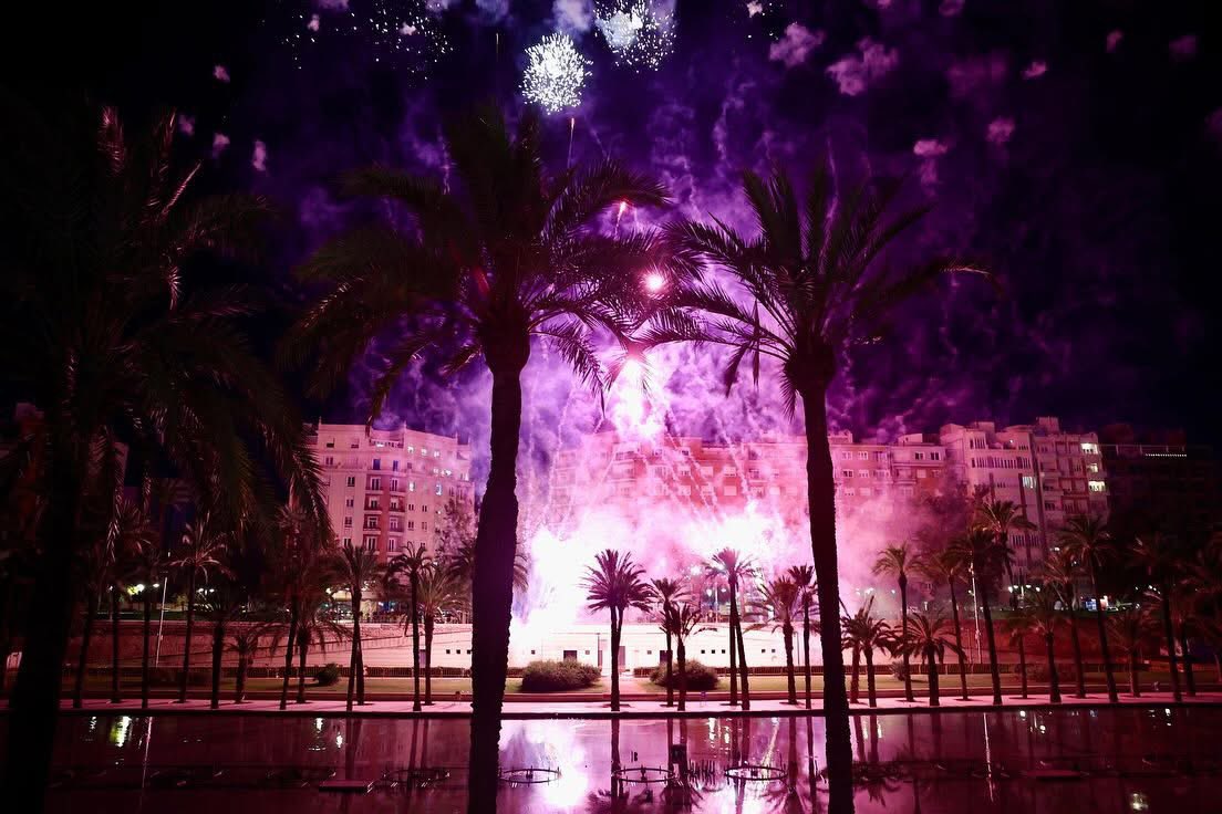 JCF_Valencia's tweet photo. 🎆 El fermall final de l’#Exaltació25 l’ha donat la Pirotècnia Crespo que ha fet vibrar als assistents amb el seu espectacle de llum i color nomenat ‘Nit Màgica’

👑 Les FFMMV i les seues Corts d’Honor han disfrutat d’este gran espectacle disparat a l’antic llit del riu Túria. https://t.co/s5pHiEl2Bw