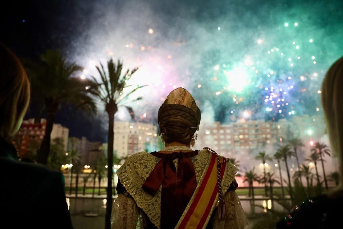 JCF_Valencia's tweet photo. 🎆 El fermall final de l’#Exaltació25 l’ha donat la Pirotècnia Crespo que ha fet vibrar als assistents amb el seu espectacle de llum i color nomenat ‘Nit Màgica’

👑 Les FFMMV i les seues Corts d’Honor han disfrutat d’este gran espectacle disparat a l’antic llit del riu Túria. https://t.co/s5pHiEl2Bw