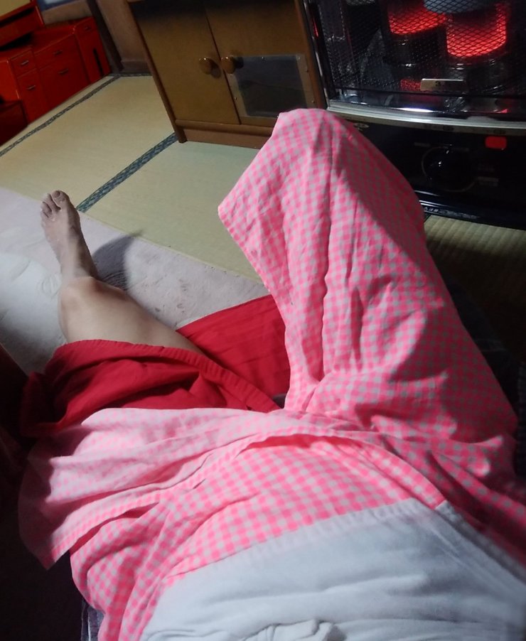 143541z's tweet photo. 昨夜は晩酌、飲みすぎて脱いて仕舞いました #熟女装 #下着女装 赤い腰巻女装 https://t.co/gFHdQF1ApV