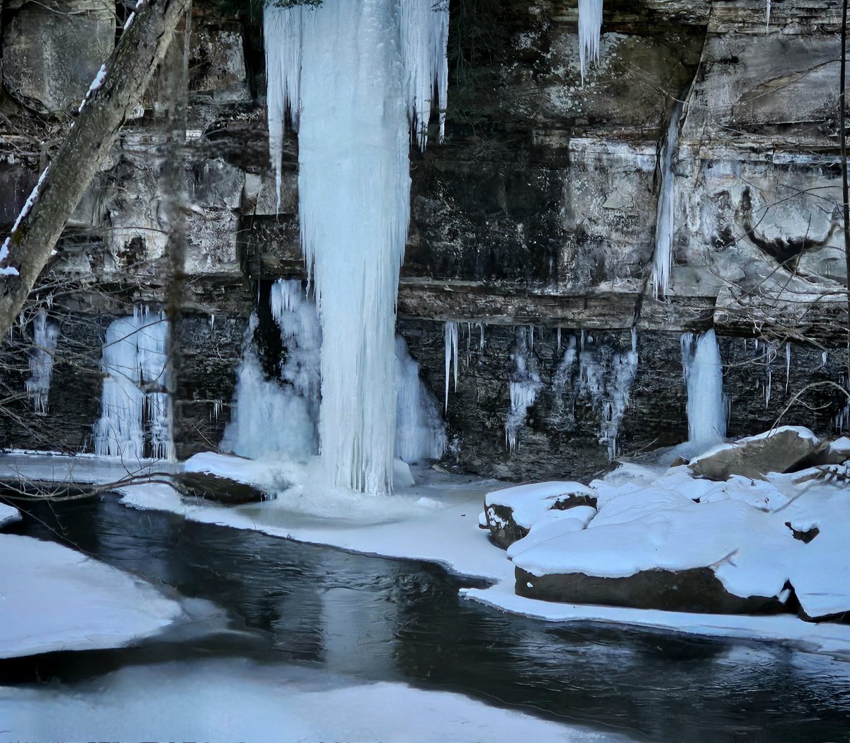 beccsalright's tweet photo. Today's hike led to this monstrous shard of ice, a beautiful chunk of nature's own frosting. I am grateful for the opportunity to get out there and share it with you.

Like this icicle, hang in there. 🤍 https://t.co/QYCj0sX2L1