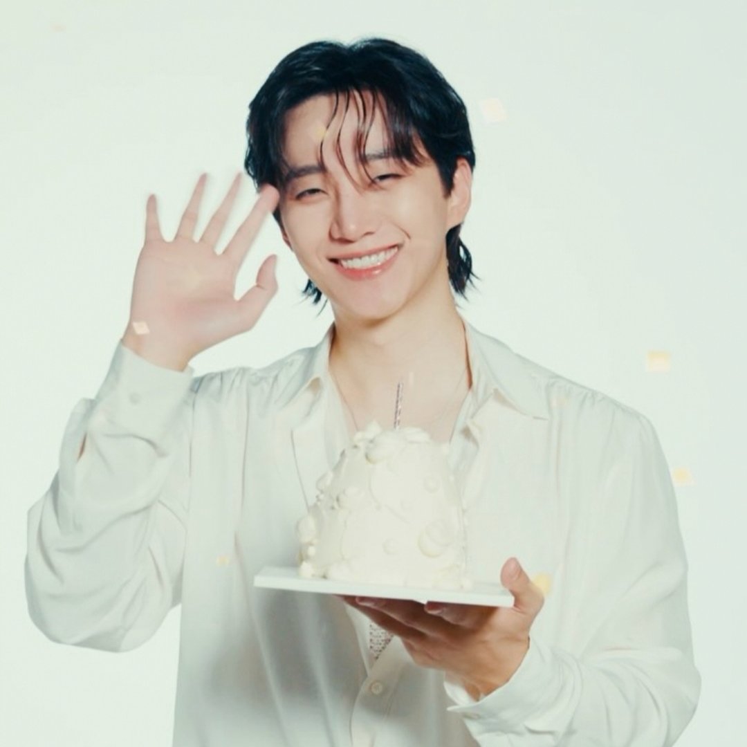 TheAnnyeongOppa's tweet photo. Happiest birthday to our precious Lee Fox 💛🦊
📸:post_leejunho
#LeeJunHo #LeeFox #2PM #Hottest https://t.co/prMUpgY8Ud
