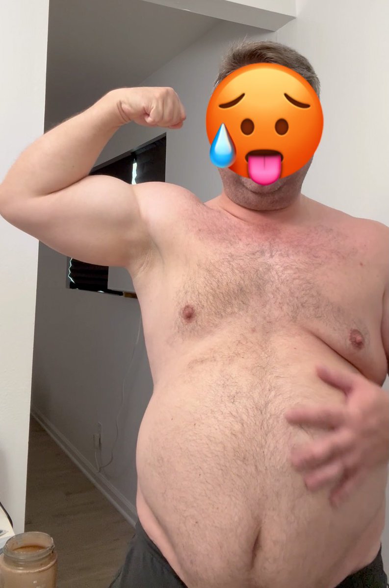 Doing that thing I do after the gym. #flexfriday #gainer #musclegainer #musclechub #belly