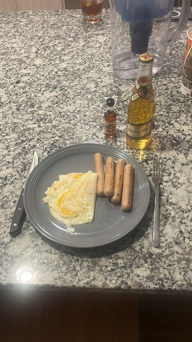 DanglePhil's tweet photo. Fuel for the night https://t.co/JmG6BQF9WE