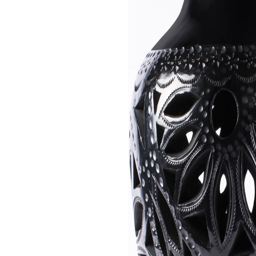 jicaly's tweet photo. Florero artesanal de barro negro, una pieza que combina estilo y elegancia. Su diseño único y acabado brillante resaltan la riqueza cultural y el arte de manos mexicanas.
#florero #floreros #barro #barronegro #artesania #artesanias #cdmx #méxico https://t.co/OM16MaDIec