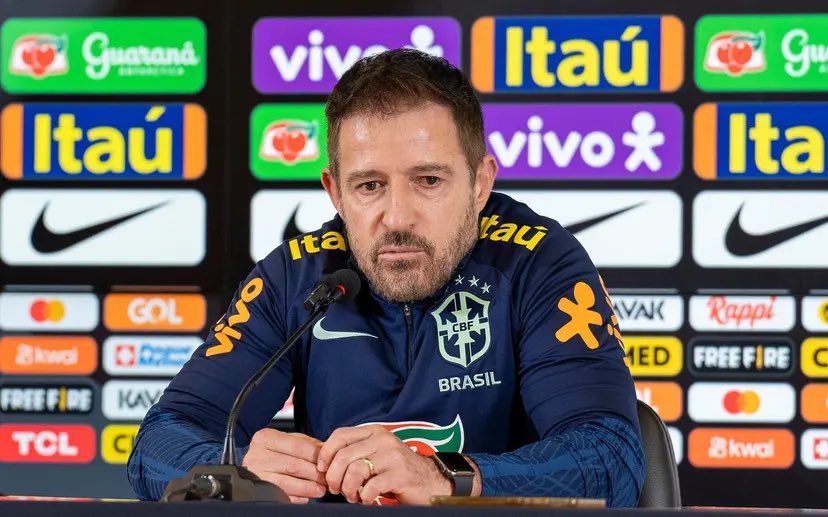 DataFutebol's tweet photo. Ramon Menezes;
• Eliminado na Copa do Mundo Sub20 para Israel
• Não conseguiu classificação para as Olimpíadas num grupo com Paraguai e Venezuela
• Tomou 6x0 pra Argentina no Sul Americano Sub20, a pior derrota do Brasil na competição.
Não é um técnico promissor.
Não teve um bom trabalho no profissional.
Não descobriu ninguém nas categorias de base da Seleção.
Não tem resultado.
Não tem desempenho.
Por quais motivos ele ainda está no cargo?