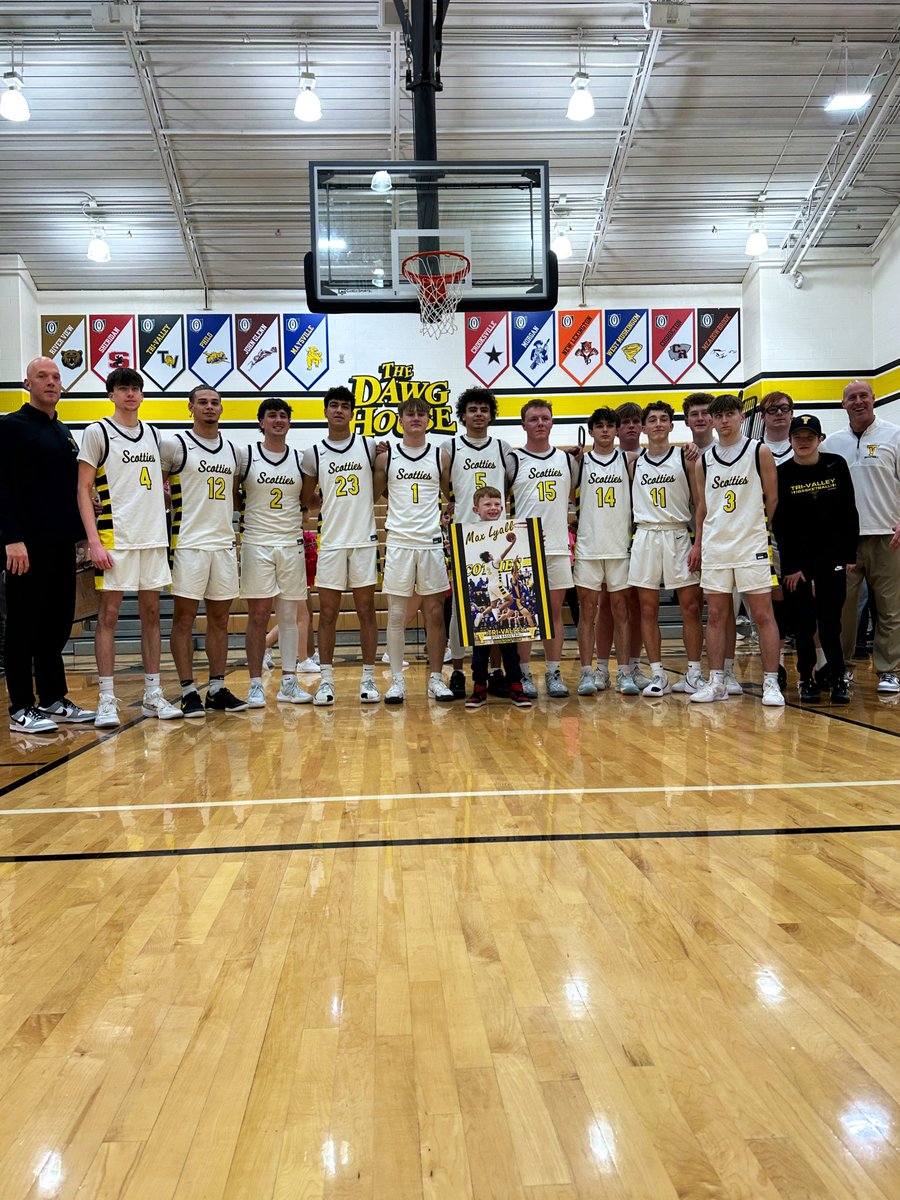 StoriedRivals's tweet photo. 🏀 MVL Boys Basketball

FINAL
🦴 Tri-Valley 73
🔴 Crooksville 36

@maxlyall1 enters a new echelon in Tri-Valley history! The senior scored 26 points in the first half to eclipse the 1000 point mark in his career! 

@TVDAWGS https://t.co/3VzAFRUEoO
