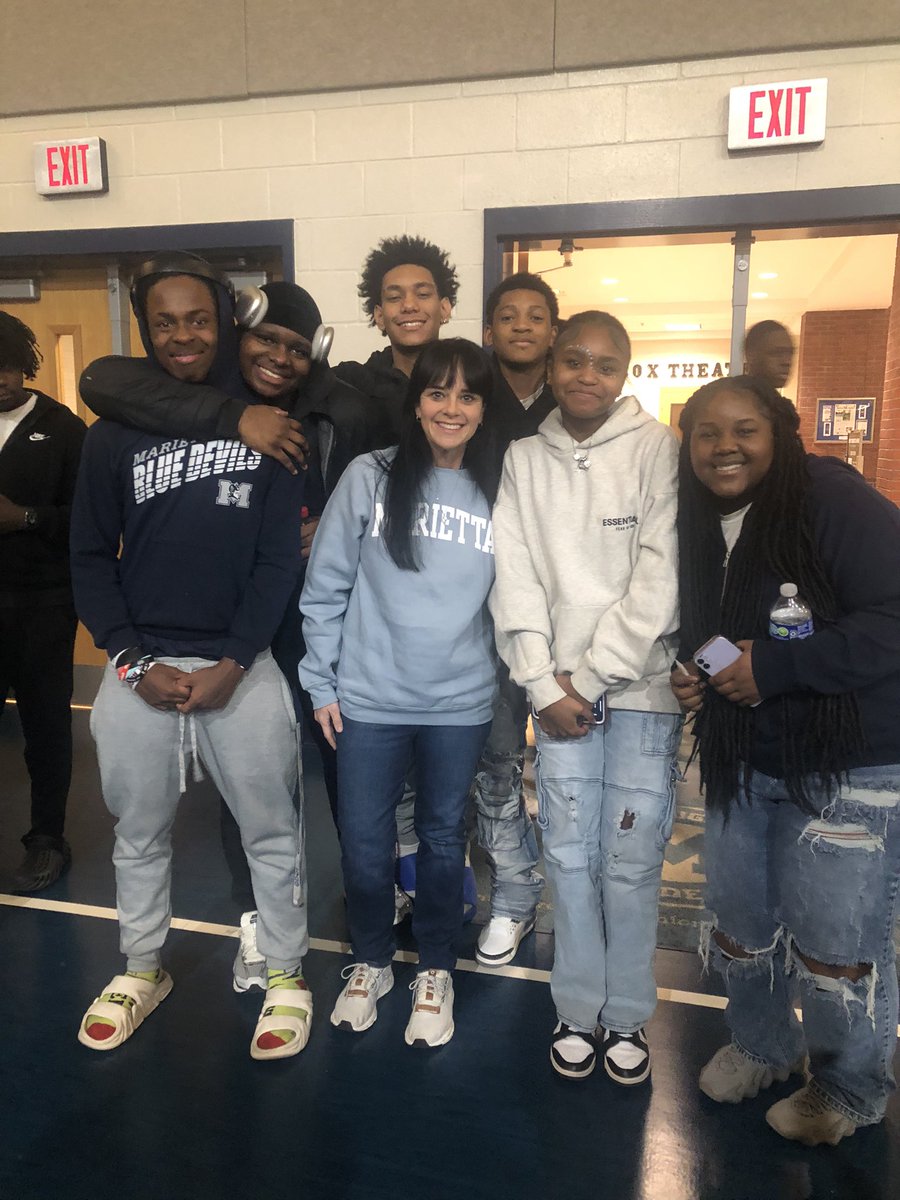 My 💙 is full tonight! Got to watch A’Ghani become Hoopcoming Prince and see some of my favorite people. Missed pictures with some of you, but I love you just the same!