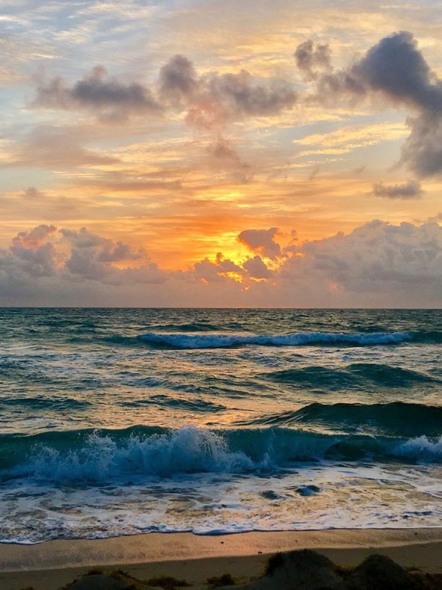NurseLJohn707's tweet photo. Calm heart. 
Lit soul. 
Positive thoughts. https://t.co/9zI194QdZL