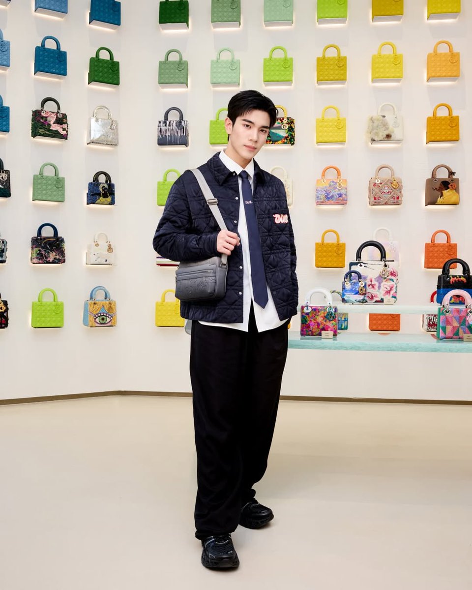 Owwie4th's tweet photo. It's him✨️ can we get it💖
@Dior @tawattannn
#DiorKaws #DiorWinter25 #Dior
#Fourthnattawat #โฟร์ทณัฐวรรธน์ https://t.co/bhlkd1Z1Zc