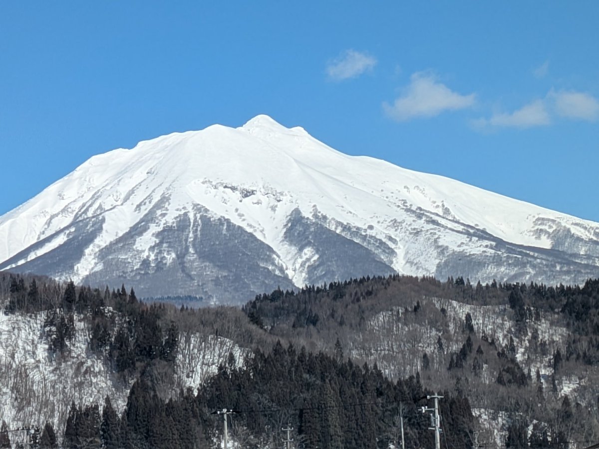 _rutan_rutan_'s tweet photo. 土曜日の岩木山。
今日もいしてらよ😊
上の方のゆぎは増えじゃ感じ。

#津軽弁 #岩木山 https://t.co/lieDVc1h3f