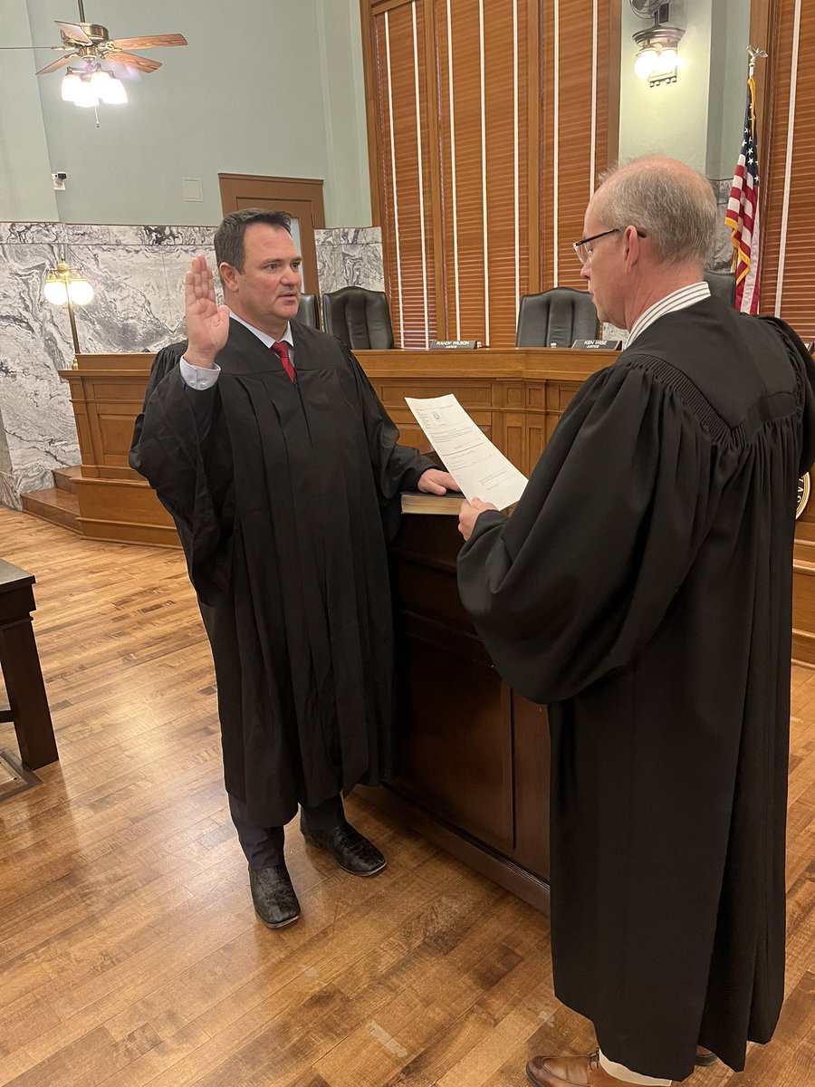 ElectDanSimons's tweet image. I am very honored to have been sworn in as Judge of the 496th Criminal District Court today. Thank you, Justice Kevin Jewell, for administering the oath of office for me.

I am humbled and grateful to serve Harris County as your new District Court Judge. Thank you for your trust…