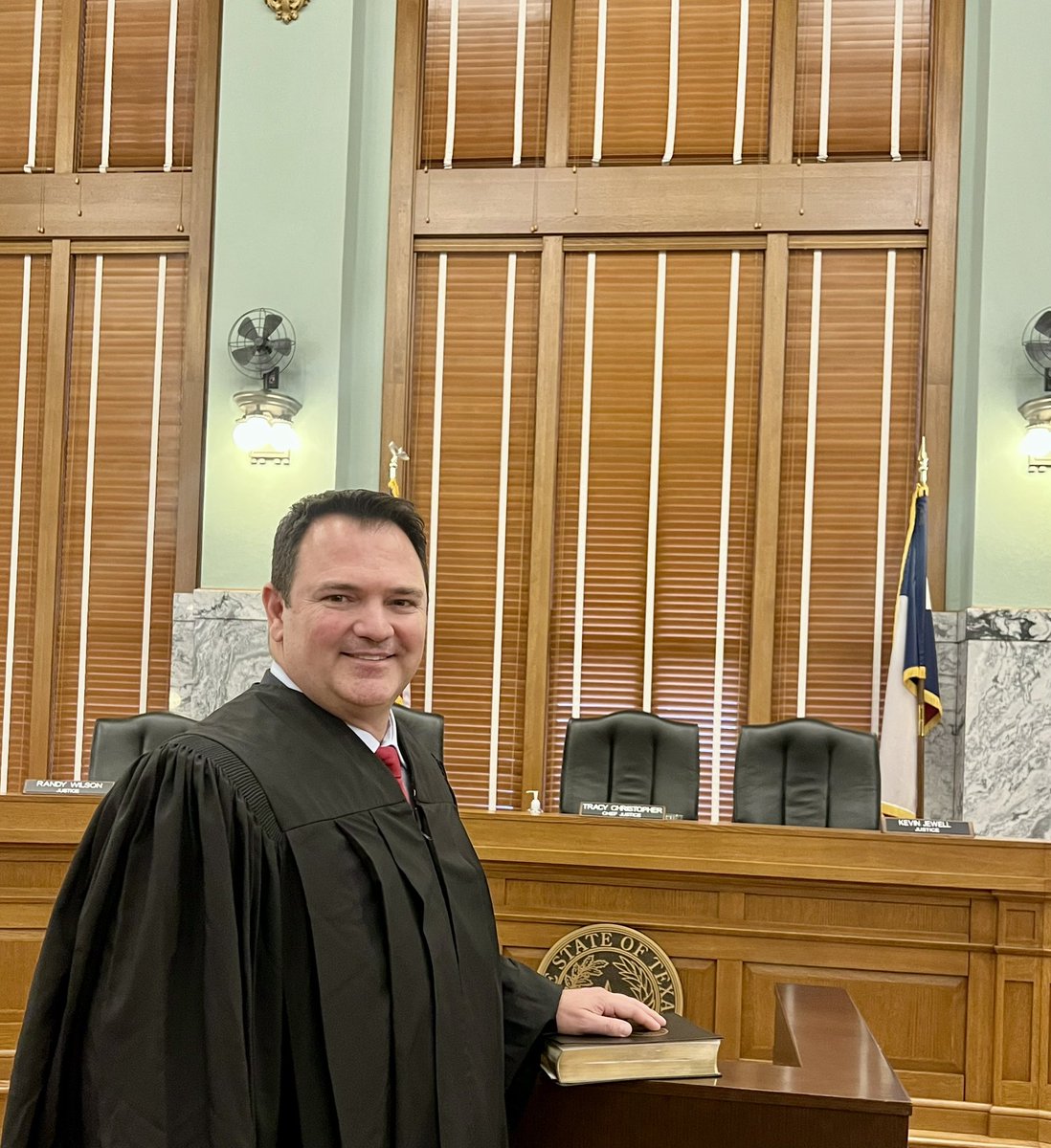 ElectDanSimons's tweet image. I am very honored to have been sworn in as Judge of the 496th Criminal District Court today. Thank you, Justice Kevin Jewell, for administering the oath of office for me.

I am humbled and grateful to serve Harris County as your new District Court Judge. Thank you for your trust…