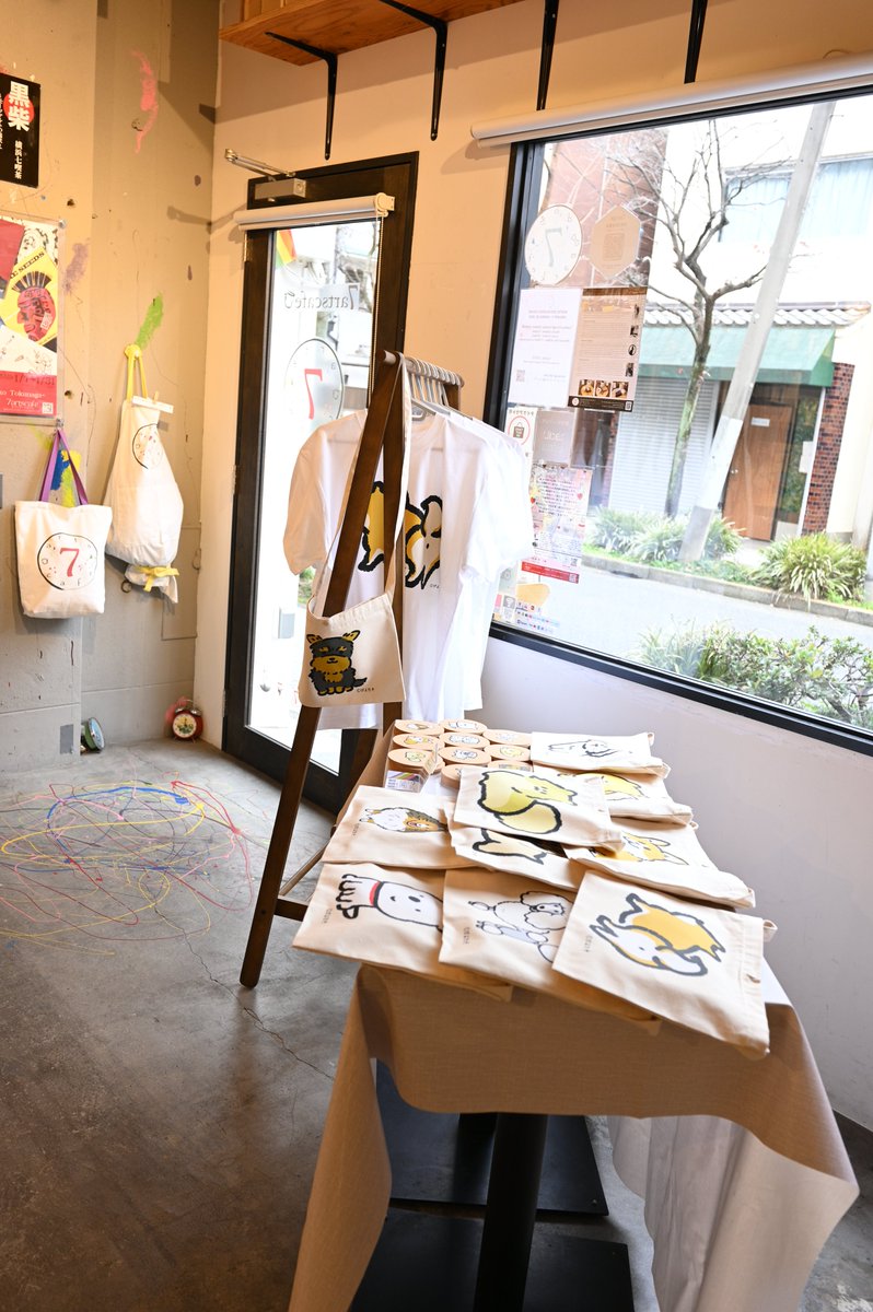attractlink's tweet photo. こんにちは〜♪ 

本日 @7artscafe 様でポップアップを開いております〜

@p_i_y_o_t_a_s_o 様のイラストをお借りしてトートバック、Tシャツ、コースターを販売しております〜

※ 各商品コピーライトが入っております。

ぜひお立ち寄りください〜

#7artscafe
#横浜市中区
#POPUP
#アトラクトリンク https://t.co/hE8fMeheVK