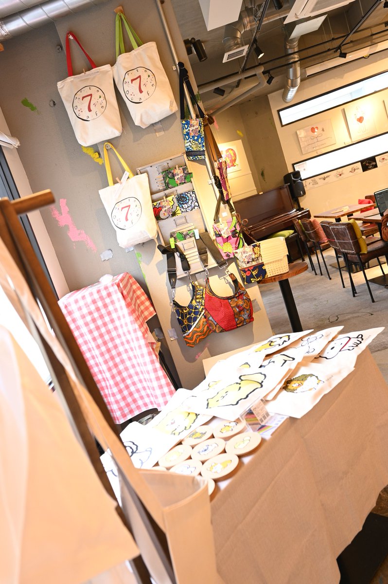 attractlink's tweet photo. こんにちは〜♪ 

本日 @7artscafe 様でポップアップを開いております〜

@p_i_y_o_t_a_s_o 様のイラストをお借りしてトートバック、Tシャツ、コースターを販売しております〜

※ 各商品コピーライトが入っております。

ぜひお立ち寄りください〜

#7artscafe
#横浜市中区
#POPUP
#アトラクトリンク https://t.co/hE8fMeheVK