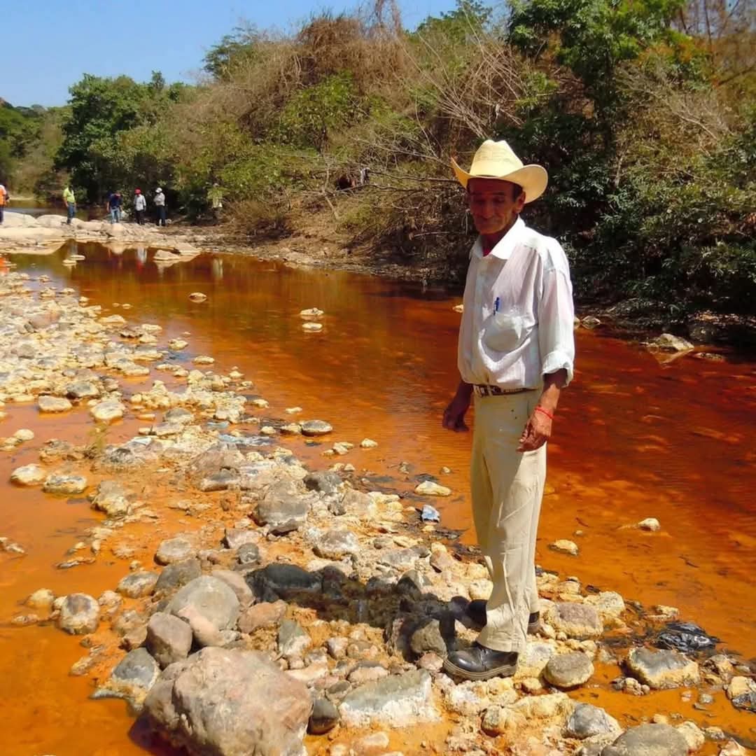Mitski92's tweet photo. Que triste ver esta #contaminación quimica por minería en el río #SanSebastian, #SantaRosaDeLima, #LaUnión #ElSalvador. Toda la vida que hubo una vez aquí murió por los #desechos tóxicos que la #minería ha causado. Eso nos merecemos los #salvadoreños? 💔💔💔 https://t.co/wFa0Dd4xja