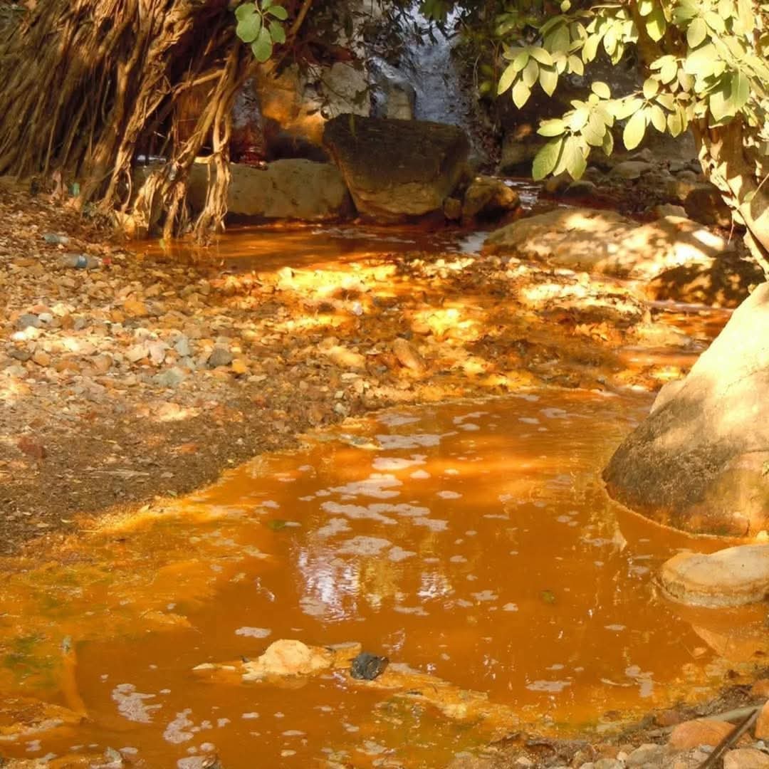 Mitski92's tweet photo. Que triste ver esta #contaminación quimica por minería en el río #SanSebastian, #SantaRosaDeLima, #LaUnión #ElSalvador. Toda la vida que hubo una vez aquí murió por los #desechos tóxicos que la #minería ha causado. Eso nos merecemos los #salvadoreños? 💔💔💔 https://t.co/wFa0Dd4xja