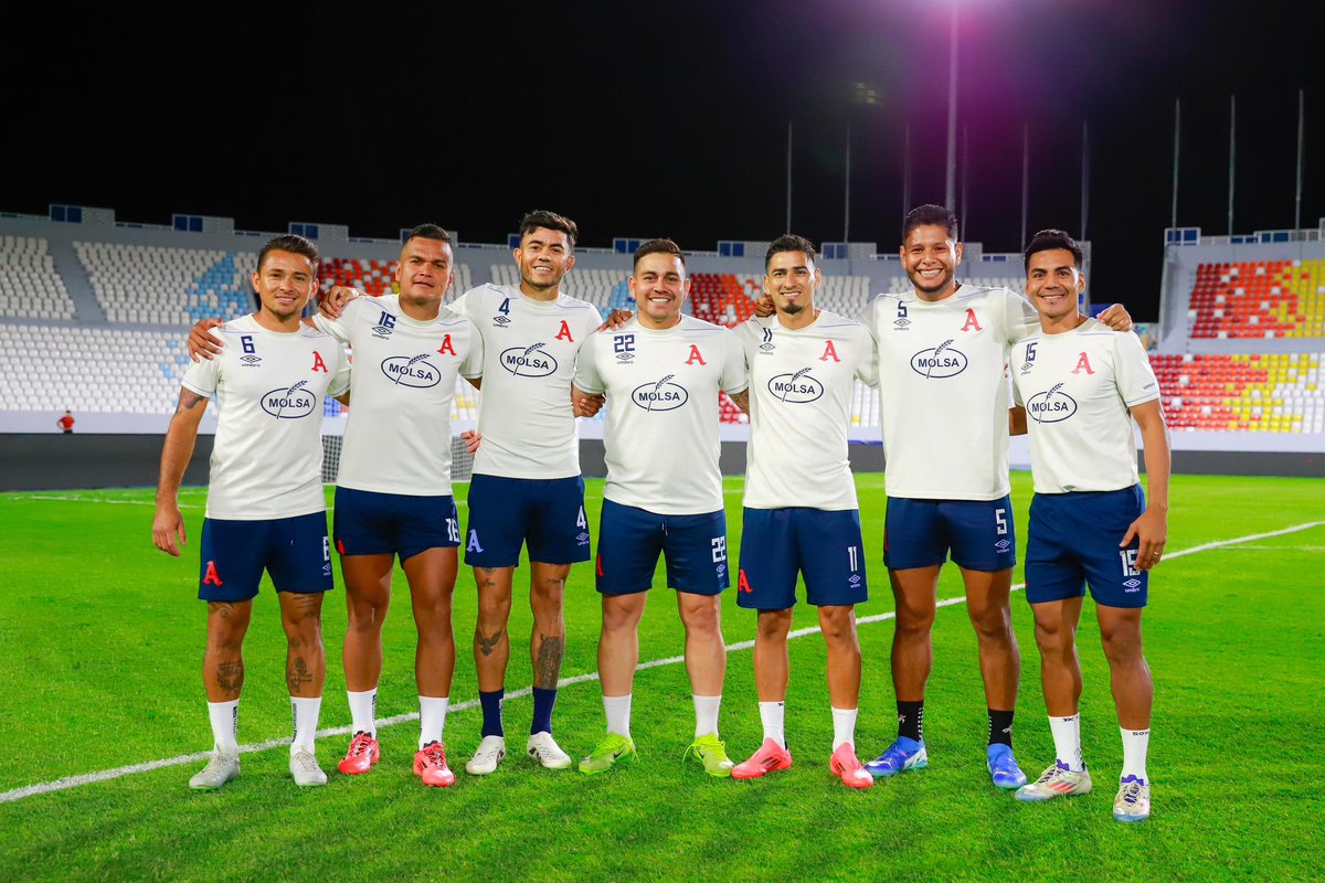 AlianzaFC_sv's tweet photo. 📸 "Venga vamos a tomar una foto los siete, para la historia". ✍🏼

#Eterno22 https://t.co/a8gT4K0I2D