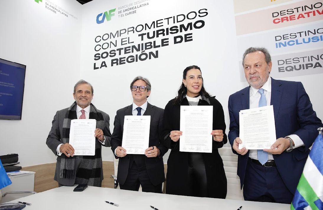 En FITUR con <a href="/chrisasinelli/">Christian Asinelli</a> y <a href="/GustavoSantosOk/">Gustavo Santos</a> suscribimos un Acuerdo con la Secretaria de turismo de México, Josefina Rodríguez, para elaborar la Guía de inversiones turísticas y reiteramos el apoyo de <a href="/AgendaCAF/">CAF</a> a la recuperación de Acapulco .